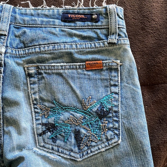 Vigoss women’s jeans. Embroidered design on pockets. Light blue worn in denim. - Picture 3 of 6